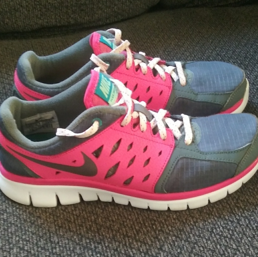 Girls hot pink nike runners size 6 YOUTH
